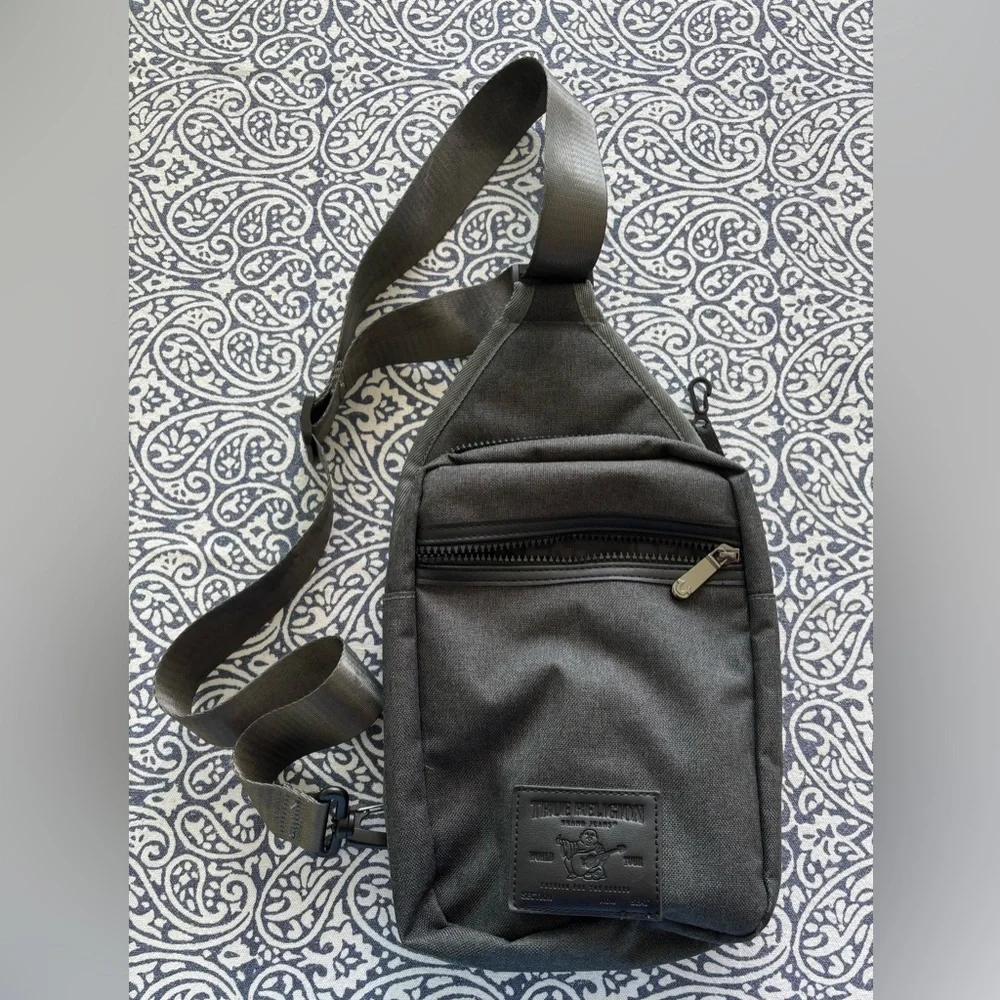 TRUE RELIGION Dark Gray Crossbody Bag Zippered Pockets & card slots Size 10 x 8”
